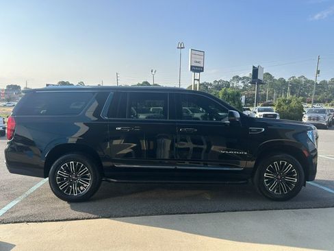Used 2021 GMC Yukon XL SLT w/ Rear Media and Nav Package RWD image 5