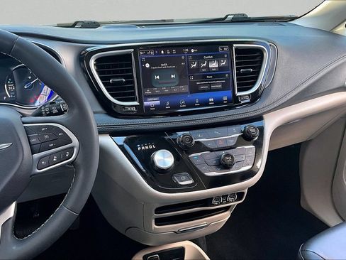 Used 2023 Chrysler Pacifica Touring-L FWD image 10
