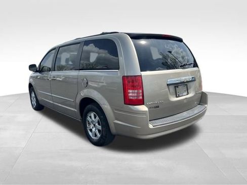 Used 2009 Chrysler Town & Country Touring image 5