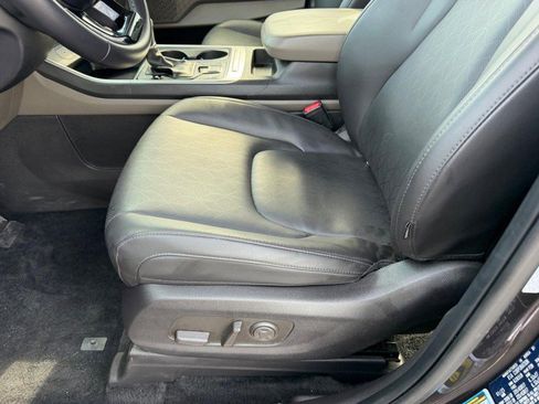 Used 2025 Kia Carnival FWD image 23