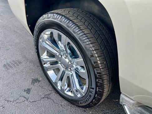 Used 2015 Cadillac Escalade Luxury image 17