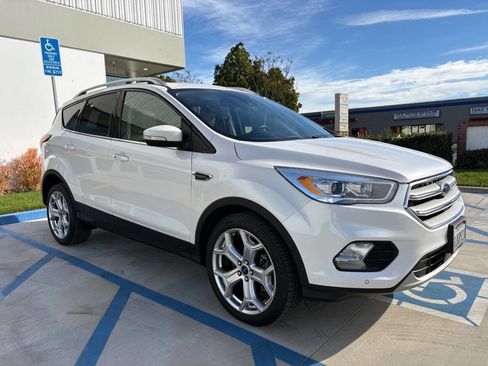 Used 2019 Ford Escape Titanium image 3