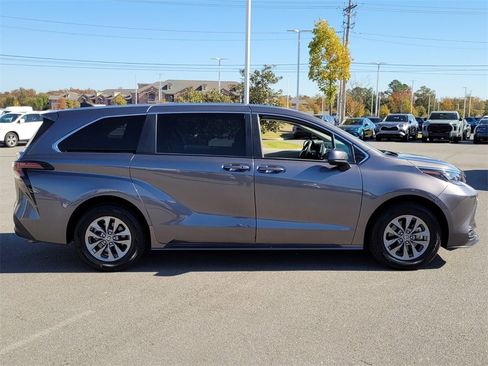 Used 2024 Toyota Sienna LE image 2