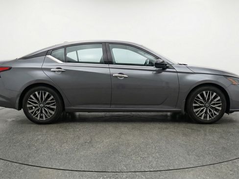Used 2025 Nissan Altima 2.5 SV image 11