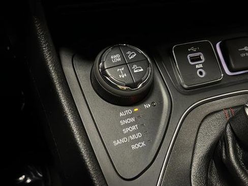 Used 2022 Jeep Cherokee Trailhawk w/ Sun, Sound & Nav Group AWD/4WD image 32