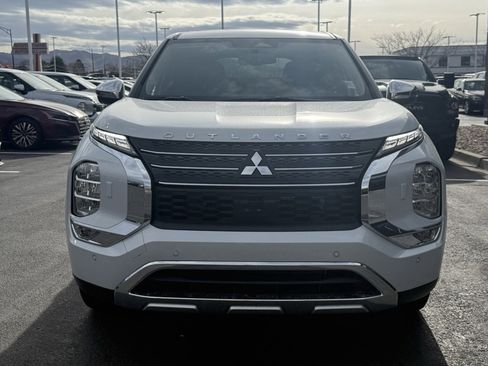 Used 2025 Mitsubishi Outlander SE image 2