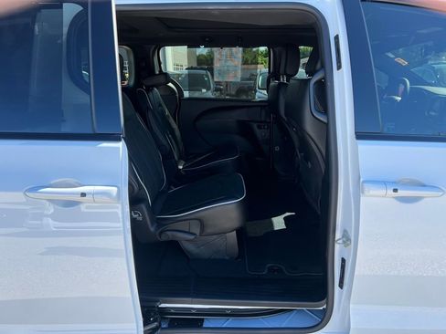 Used 2024 Chrysler Pacifica Limited w/ S Appearance Package image 17