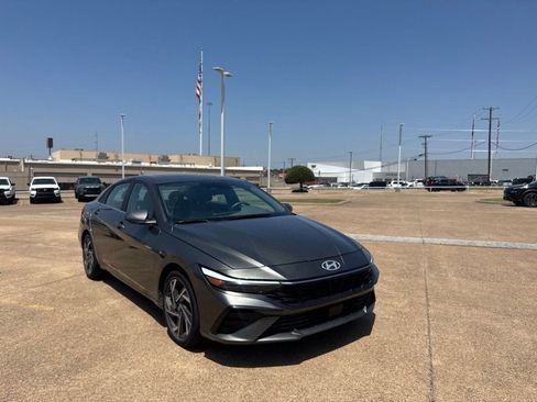 Used 2025 Hyundai Elantra SEL FWD image 1