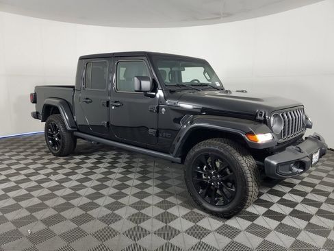 Used 2025 Jeep Gladiator Sport image 2