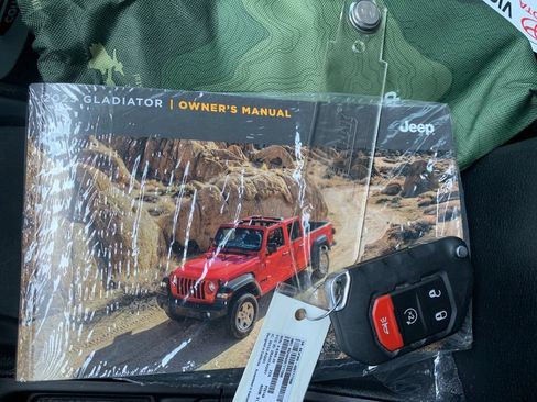 Used 2023 Jeep Gladiator Rubicon w/ Cold Weather Group AWD/4WD image 9