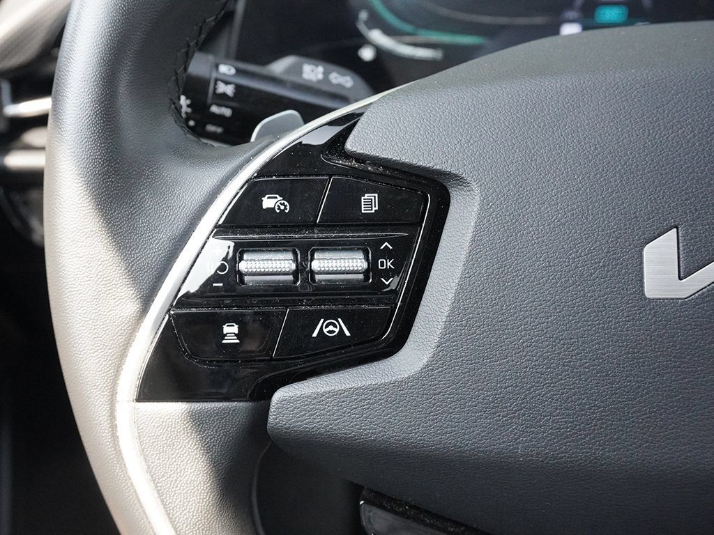 Used 2023 Kia Niro EX FWD image 40