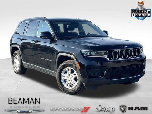 Used 2023 Jeep Grand Cherokee Laredo image 1