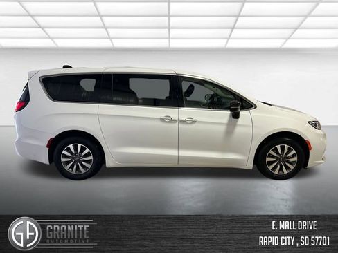 Used 2024 Chrysler Pacifica Select image 6