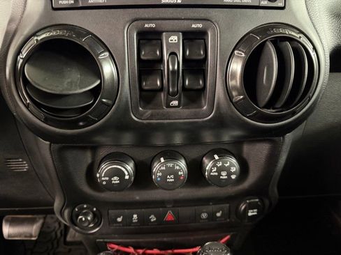 Used 2018 Jeep Wrangler Unlimited Rubicon image 32