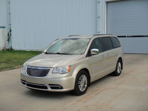 Used 2013 Chrysler Town & Country Touring-L w/ Entertainment Group #2 FWD image 2