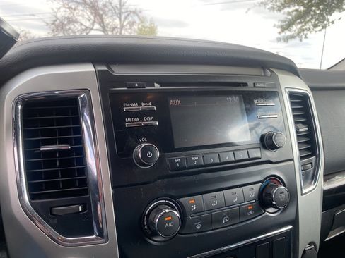 Used 2018 Nissan Titan SV image 17