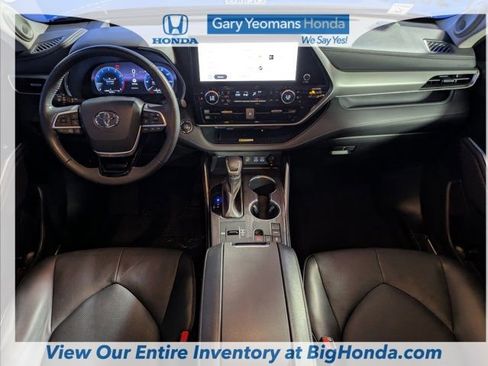 Used 2023 Toyota Highlander FWD image 15