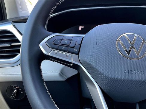 New 2026 Volkswagen Taos SE image 10