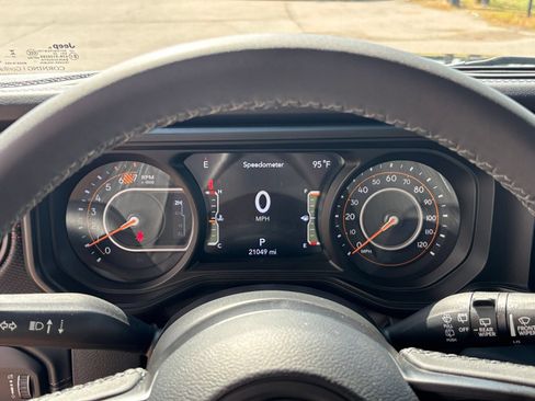 Used 2025 Jeep Wrangler Unlimited Rubicon AWD/4WD image 38