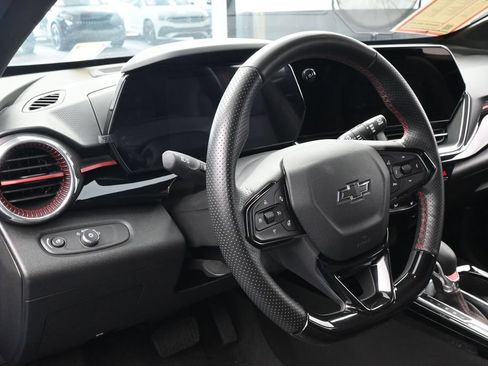 Used 2025 Chevrolet Trax RS FWD image 14