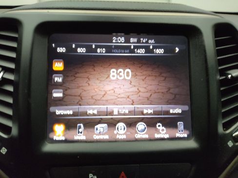 Used 2017 Jeep Cherokee Latitude w/ Comfort/Convenience Group AWD/4WD image 25