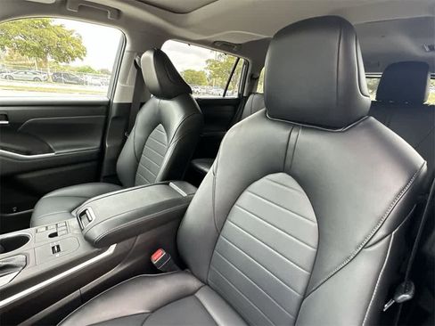 Used 2023 Toyota Highlander XLE image 14