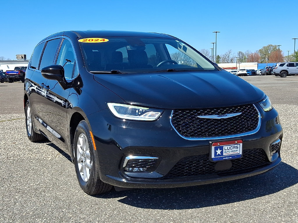 Used 2024 Chrysler Pacifica Touring-L FWD image 2