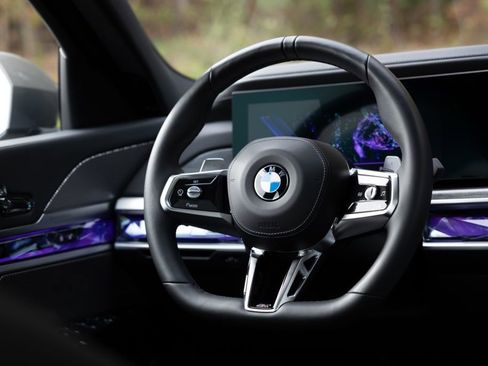 Used 2024 BMW 760i xDrive w/ Premium Package 2 image 32