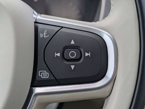 Certified 2022 Volvo XC60 B5 Momentum FWD image 33