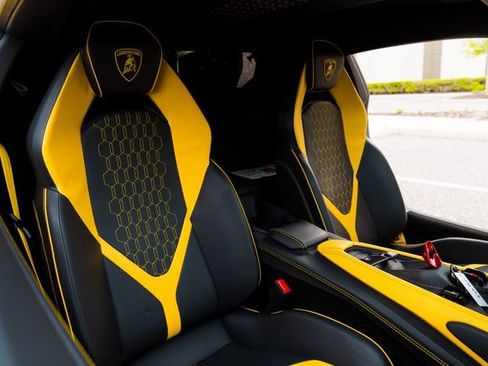 Used 2025 Lamborghini Revuelto AWD/4WD image 29