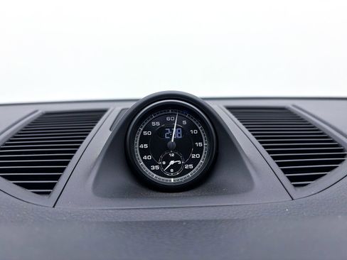 Used 2023 Porsche Macan Turbo image 4