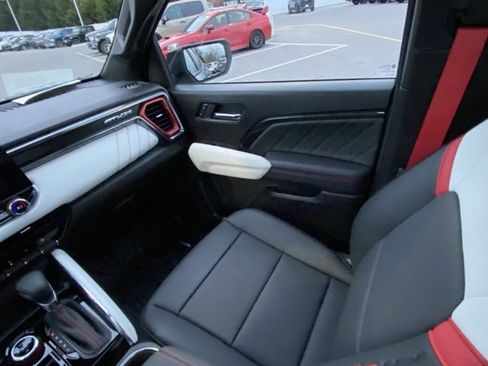 Used 2025 GMC Canyon AT4 w/ AT4X Package image 27