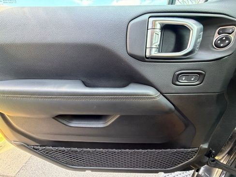 Used 2025 Jeep Wrangler Unlimited Sahara image 28