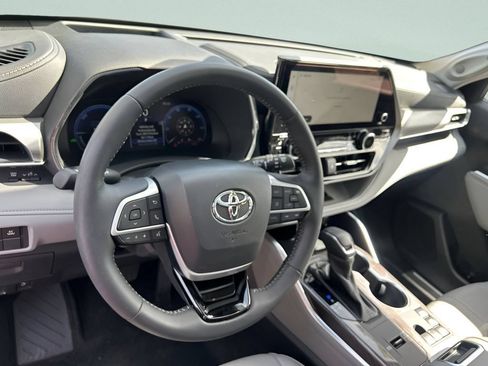 Used 2025 Toyota Highlander Platinum AWD/4WD image 24