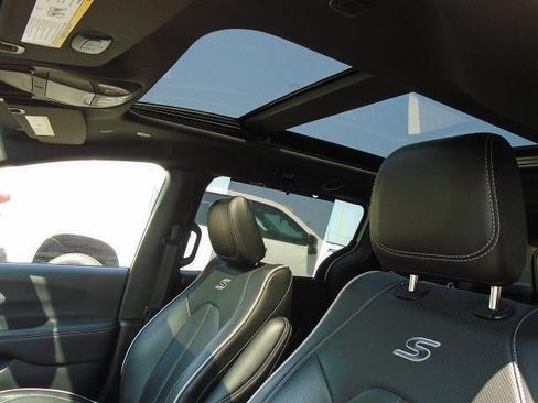 Used 2025 Chrysler Pacifica Limited FWD image 21