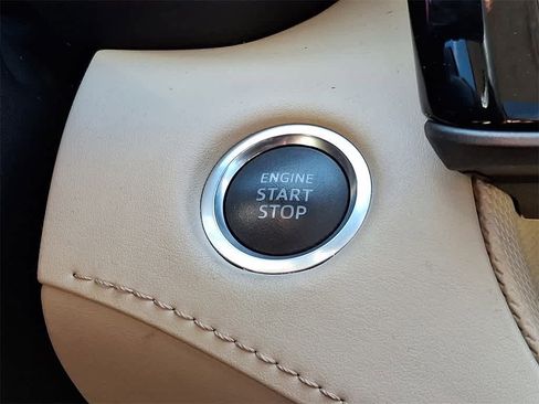 Used 2021 Toyota Highlander Limited image 25