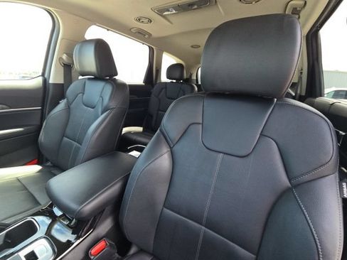 Used 2025 Kia Telluride EX w/ EX Captain's Chair Package FWD image 25