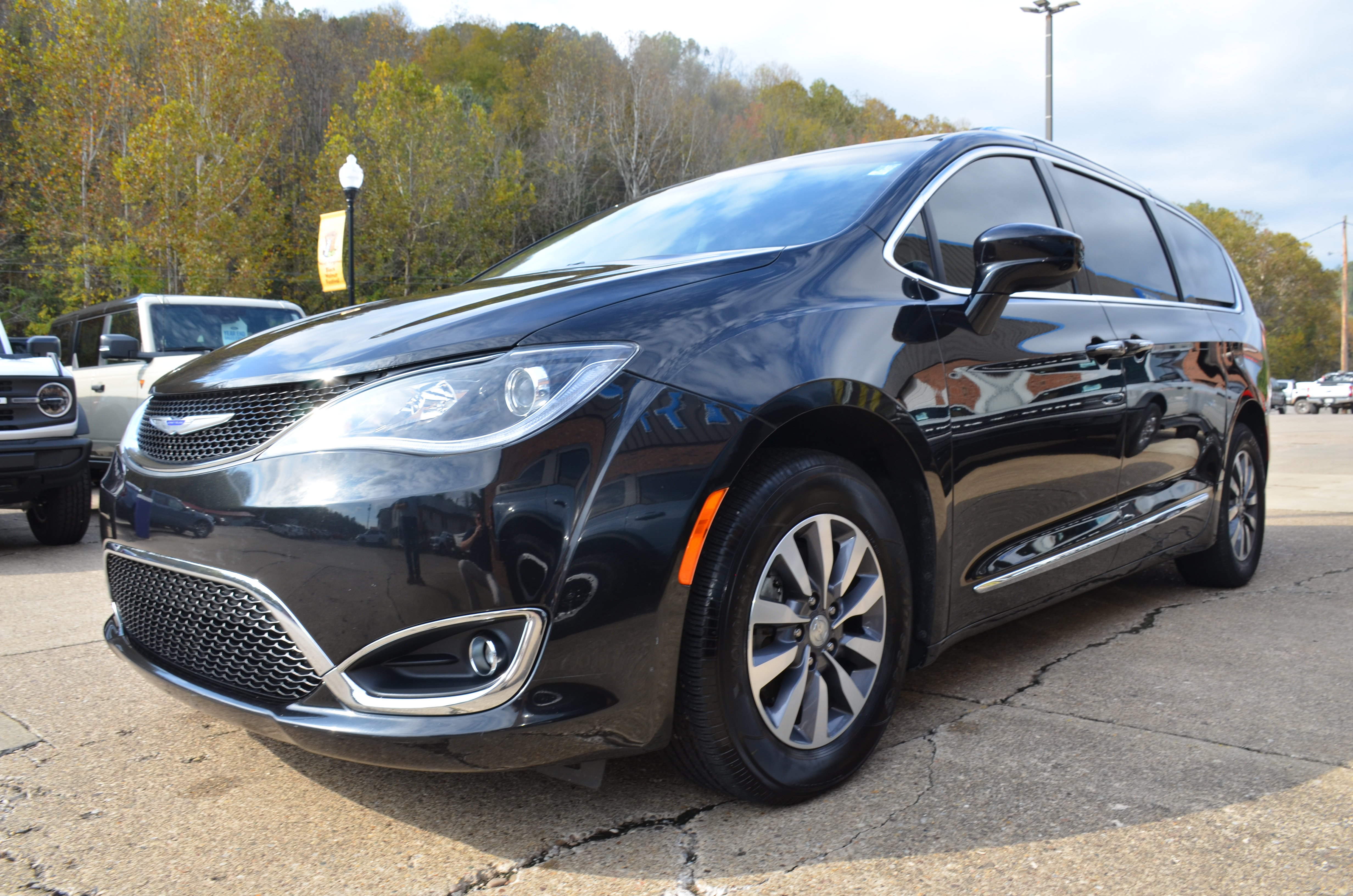 Used 2020 Chrysler Pacifica Touring-L Plus FWD image 3