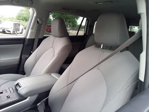 Used 2022 Toyota Highlander LE image 13