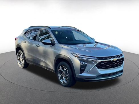 Used 2025 Chevrolet Trax LT w/ LT Convenience Package image 3