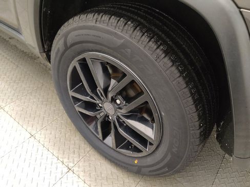 Used 2020 Jeep Grand Cherokee Laredo w/ 18" Wheel & 8.4" Radio Group RWD image 31