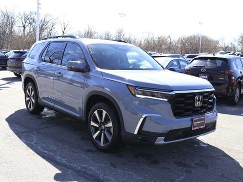 New 2025 Honda Pilot Touring image 3