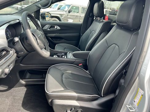 New 2026 Chrysler Pacifica Limited image 22