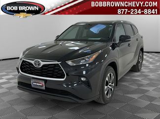 Used 2022 Toyota Highlander XLE AWD/4WD video 1