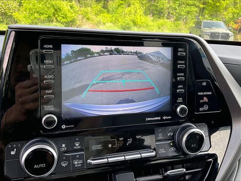 Used 2020 Toyota Highlander XLE AWD/4WD image 16