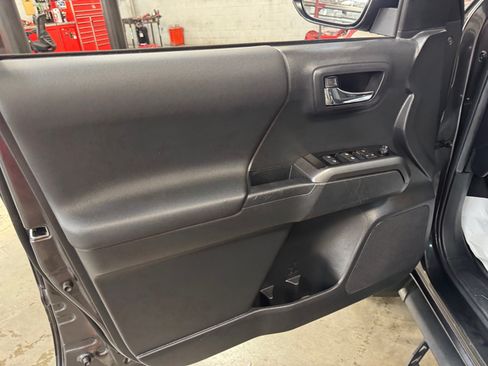Certified 2023 Toyota Tacoma TRD Off-Road AWD/4WD image 13