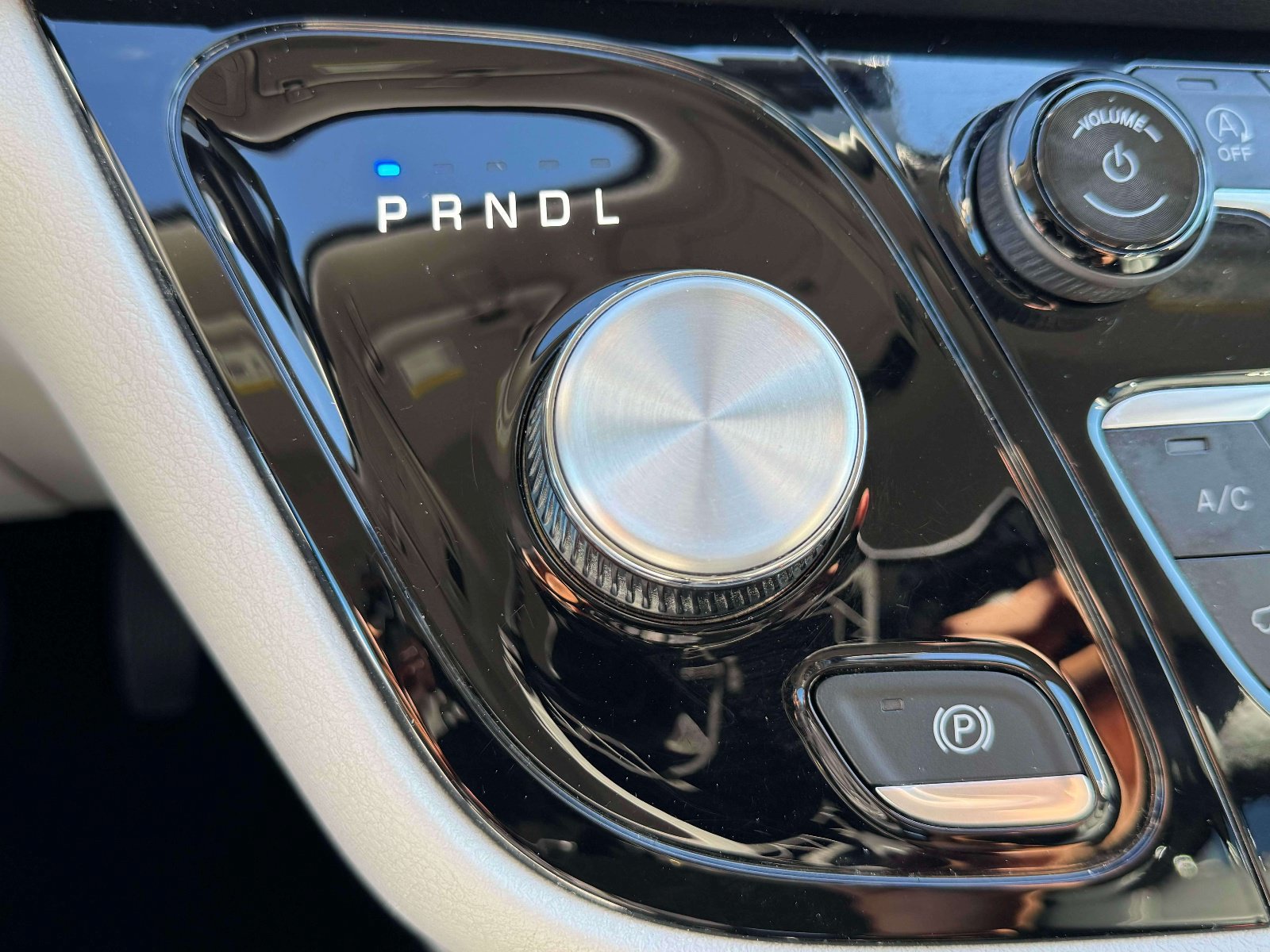 Certified 2024 Chrysler Pacifica Touring-L FWD image 29