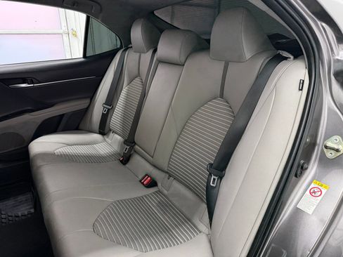 Used 2018 Toyota Camry SE w/ Accessory Appearance Package image 13