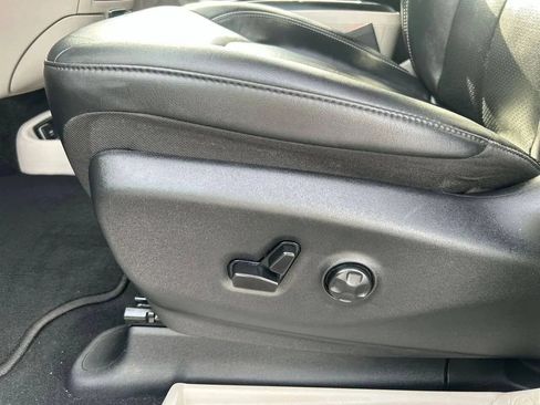 Used 2024 Chrysler Pacifica Limited FWD image 11