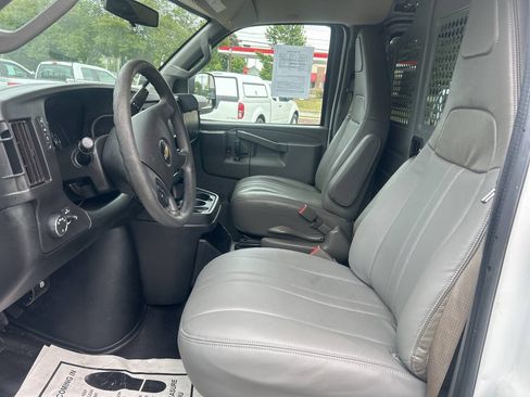 Used 2017 Chevrolet Express 2500 RWD image 10